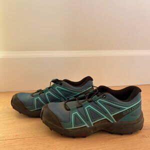 Kids Salomon trail running shoes in blue/teal